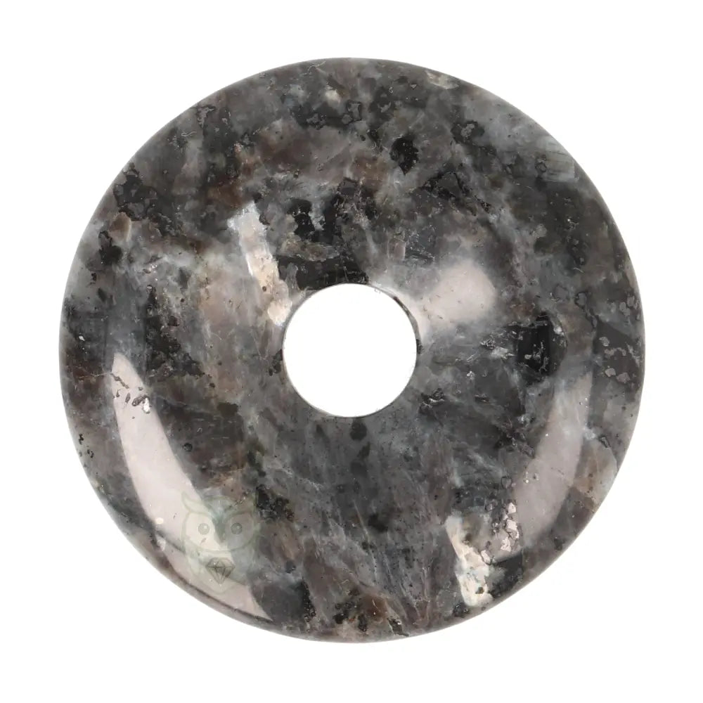 Larvikiet donut hanger nr. 14 aan zwart waxkoord