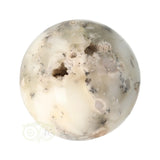 Dendriet opaal agaat bol 344 gram nr. 12 – zijaanzicht met geode-opening en ruwe witte kwartsvlakken – Webshop Danielle Forrer