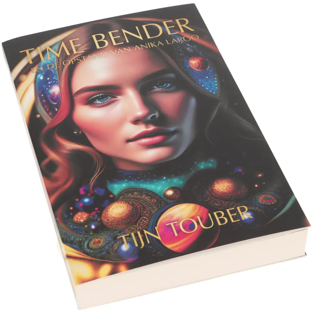Time Bender & de opstand van Anika Laroo - Tijn Touber - rug boek paperback – Webshop Danielle Forrer