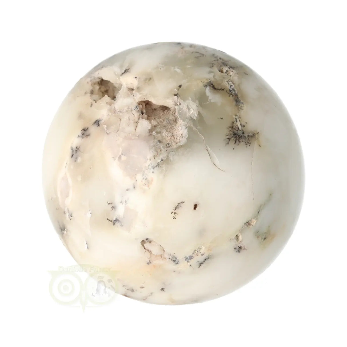 Dendriet opaal agaat bol 344 gram nr. 12 – driekwart aanzicht met geode-opening en verspreide dendrieten – Webshop Danielle Forrer