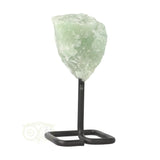 Ruwe groene kwarts detail – natuurlijke edelsteen op metalen standaard