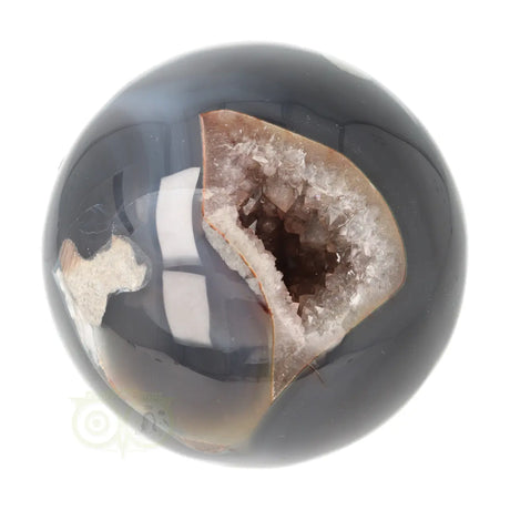 Agaat druzy geode bol 627 gram nr. 12 – driekwart aanzicht geode met roze en witte kristallaag zichtbaar – Webshop Danielle Forrer