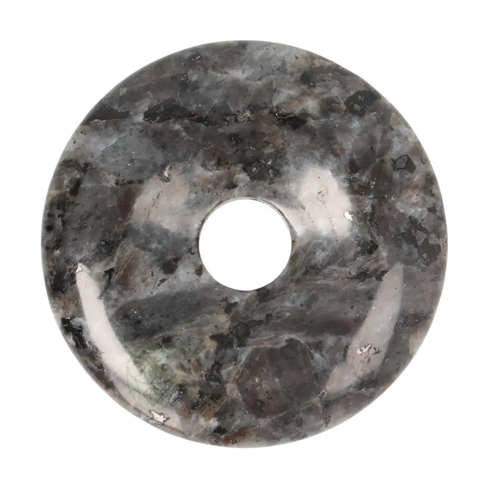 Close-up van Larvikiet donut hanger nr. 14 - natuurlijke patronen