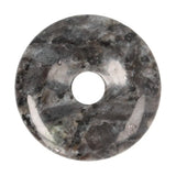 Close-up van Larvikiet donut hanger nr. 14 - natuurlijke patronen