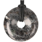 Larvikiet donut hanger nr. 14 met donkere kleur en blauwe glinstering