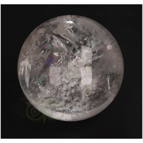 Bergkristal bol 372 gram nr. 11 Ø 6,44 cm – transparant met donkere inclusies en regenboogglans – Brazilië – Webshop Danielle Forrer