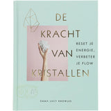 Boek De kracht van kristallen van Emma Lucy Knowles – moderne kristallengids met meer dan 70 stenen en kristallen – 192 pagina's – Webshop Danielle Forrer - Voorkant